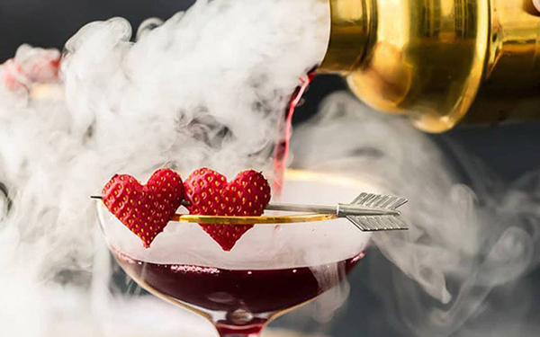 Jóvenes comienzan a cuestionar las estrategias de la industria alcoholera en este 14 de febrero