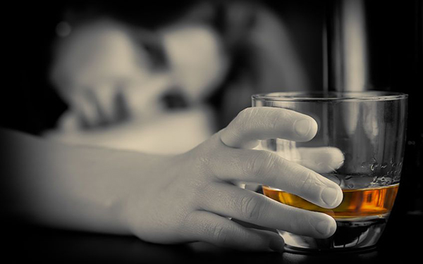 En casi 10 años la industria alcoholera suma 6.5 millones de nuevas consumidoras, incrementando el riesgo de cáncer, daño hepático y neurológico